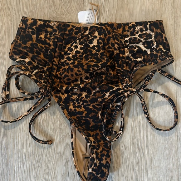 Leopard print bikini - Picture 4 of 7